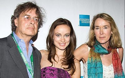 L'actrice Olivia Wilde et ses parents, le producteur Andrew Cockburn et la réalisatrice Leslie Cockburn, arrivent à la première d'American Casino pendant le Tribeca Film Festival à New York, dimanche 26 avril 2009. (AP Photo/Charles Sykes)