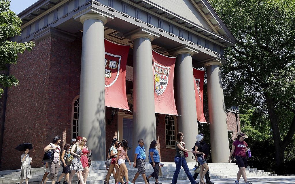 Un groupe de touristes sur le campus de Harvard, à Cambridge, dans le Massachussets (Crédit : AP Photo/Elise Amendola, File) Un groupe de touristes sur le campus de Harvard, à Cambridge, dans le Massachussets (Crédit : AP Photo/Elise Amendola, File)