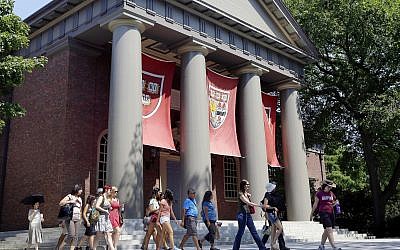 Un groupe de touristes sur le campus de Harvard, à Cambridge, dans le Massachussets (Crédit : AP Photo/Elise Amendola, File)