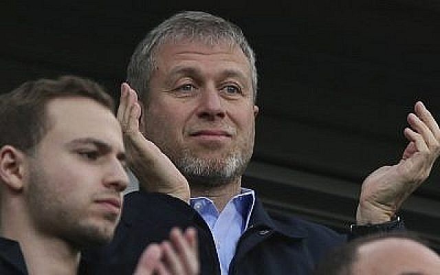 Roman Abramovich, propriétaire russo-israélien du club de Chelsea, au Stamford Bridge stadium de Londres, le 22 mars 2014. (Crédit : AP Photo/Alastair Grant)