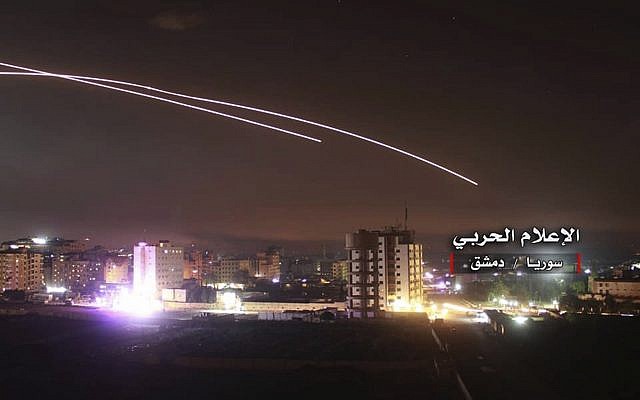 A titre d'illustration : Des missiles s'élèvent dans le ciel alors que des missiles israéliens frappent une position de défense aérienne et d'autres bases militaires, à Damas, en Syrie, le 10 mai 2018. (Syrian Central Military Media, via AP) A titre d'illustration : Des missiles s'élèvent dans le ciel alors que des missiles israéliens frappent une position de défense aérienne et d'autres bases militaires, à Damas, en Syrie, le 10 mai 2018. (Syrian Central Military Media, via AP)