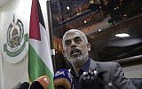 Yahya Sinwar, le dirigeant du Hamas dans la bande de Gaza, s'adresse à des correspondants étrangers dans son bureau à Gaza, le jeudi 10 mai 2018. (AP Photo/Khalil Hamra)