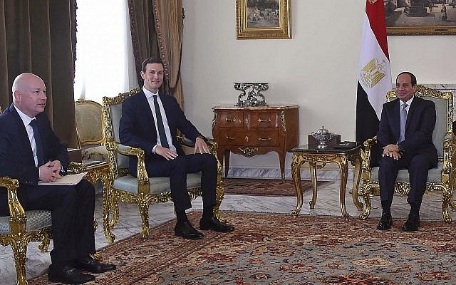 Sur cette photo du jeudi 21 juin 2018, prise par l'agence de presse égyptienne MENA, le président égyptien Abdel-Fattah el-Sissi, (à droite), rencontre le gendre et conseiller principal du président Donald Trump, Jared Kushner, (deuxième à gauche), et l'envoyé au Moyen-Orient Jason Greenblatt au Caire, en Égypte, lors de la dernière étape d'une tournée régionale pour examiner un schéma directeur pour un accord de paix Israélo-palestinien. (Crédit : MENA via AP) Sur cette photo du jeudi 21 juin 2018, prise par l'agence de presse égyptienne MENA, le président égyptien Abdel-Fattah el-Sissi, (à droite), rencontre le gendre et conseiller principal du président Donald Trump, Jared Kushner, (deuxième à gauche), et l'envoyé au Moyen-Orient Jason Greenblatt au Caire, en Égypte, lors de la dernière étape d'une tournée régionale pour examiner un schéma directeur pour un accord de paix Israélo-palestinien. (Crédit : MENA via AP)