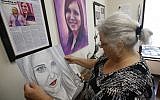 Susan Bro, mère de Heather Heyer, qui a été tuée lors du rassemblement Unite the Right l'année dernière, regarde des souvenirs dans son bureau de Charlottesville, en Virginie, le lundi 6 août 2018. (Crédit : AP / Steve Helber)