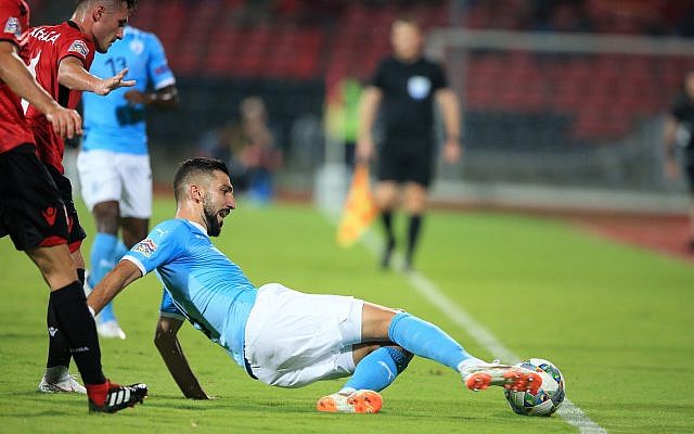 Le footballeur albanais Taulant Xhaka ,à gauche avec le joueur israélien Munas Dabbur durant un match de l'UEFA à l'Elbasan Arena, en Albanie, le 7 septembre 2018. (Crédit : AP Photo/Hektor Pustina)