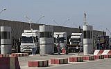 Des camions israéliens transportant du fioul entrent au point de passage de Kerem Shalom, à la frontière entre Israël et Gaza, le 11 octobre 2018. (AP Photo/Tsafrir Abayov)