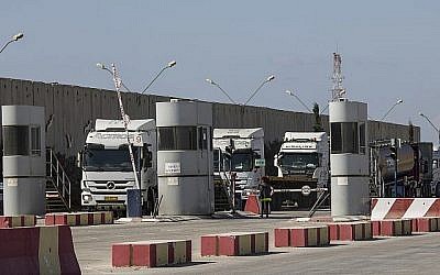 Des camions israéliens transportant du carburant diesel entrent au point de passage de Kerem Shalom, à la frontière entre Israël et Gaza, le jeudi 11 octobre 2018. (Crédit : AP Photo/Tsafrir Abayov)