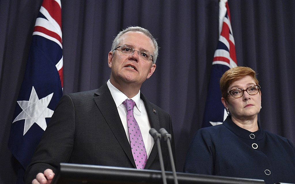 Le Premier ministre Scott Morrison, s'exprime devant les médias aux côtés de la ministre des Affaires étrangères Marise Payne au Parlement de Canberra, le 16 octobre 2018 (Crédit : Mick Tsikas/AAP Image via AP) Le Premier ministre Scott Morrison, s'exprime devant les médias aux côtés de la ministre des Affaires étrangères Marise Payne au Parlement de Canberra, le 16 octobre 2018 (Crédit : Mick Tsikas/AAP Image via AP)