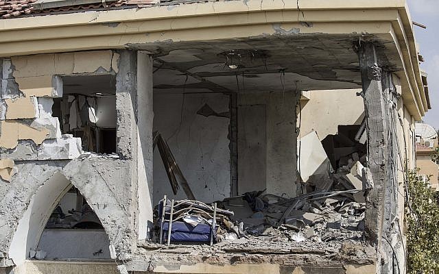 Les dégâts faits dans une maison touchée par un missile lancé depuis la bande de Gaza à Beer Sheva, dans le sud d'Israël, le mercredi 17 octobre 2018 (Crédit : AP/Tsafrir Abayov) Les dégâts faits dans une maison touchée par un missile lancé depuis la bande de Gaza à Beer Sheva, dans le sud d'Israël, le mercredi 17 octobre 2018 (Crédit : AP/Tsafrir Abayov)
