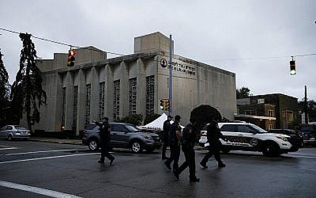 Des policiers aux abords de la synagogue Tree Of Life après une fusillade meurtrière survenue la veille à Pittsburgh, le 28 octobre 2018 (Crédit :  AP Photo/Matt Rourke)