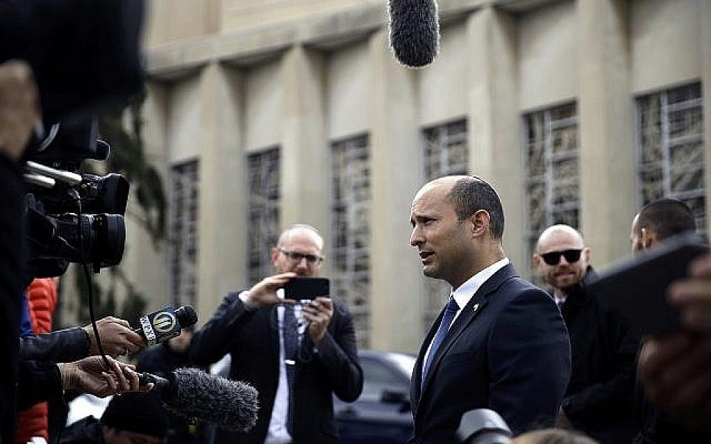 Le ministre des Affaires de la Diaspora Naftali Bennett s'adressant aux médias à la synagogue Tree of Life du quartier de Squirrel Hill, à Pittsburgh, le 28 octobre 2018. (Crédit : Matt Rourke/AP)