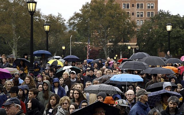 Les gens se tiennent devant le Soldiers & Sailors Memorial Hall & Museum. Le musée n'étant pas suffisamment grand, les citoyens écoutent la cérémonie via des orateurs, le dimanche 28 octobre 2018 à Pittsburgh, suite à la fusillade mortelle qui a eu lieu à la synagogue de l'arbre de vie un jour plus tôt. (Crédit : AP / Matt Rourke)