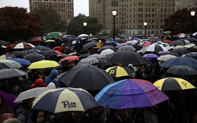Les gens se tiennent devant le Soldiers & Sailors Memorial Hall & Museum. Le musée n'étant pas suffisamment grand, les citoyens écoutent la cérémonie via des orateurs, le dimanche 28 octobre 2018 à Pittsburgh, suite à la fusillade mortelle qui a eu lieu à la synagogue de l'arbre de vie un jour plus tôt. (Crédit : AP / Matt Rourke)