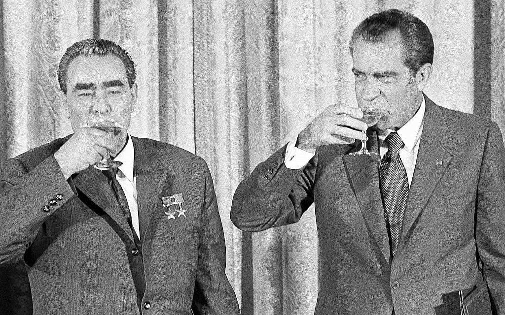 Le président Richard M. Nixon (à droite) et le dirigeant soviétique Leonid Brejnev portent un toast à la Maison Blanche à Washington, DC, le 21 juin 1973. Le toast est porté après que les deux dirigeants ont signé un pacte pour limiter les arsenaux nucléaires offensifs. (Crédit : AP) Le président Richard M. Nixon (à droite) et le dirigeant soviétique Leonid Brejnev portent un toast à la Maison Blanche à Washington, DC, le 21 juin 1973. Le toast est porté après que les deux dirigeants ont signé un pacte pour limiter les arsenaux nucléaires offensifs. (Crédit : AP)