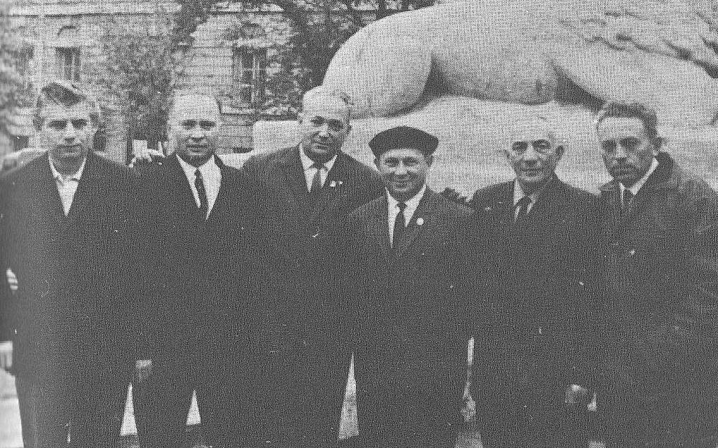 Alexander Pechersky (troisième depuis la gauche) et d'autres prisonniers de Sobibor aux environs de 1970 (Crédit : Domaine public) Alexander Pechersky (troisième depuis la gauche) et d'autres prisonniers de Sobibor aux environs de 1970 (Crédit : Domaine public)