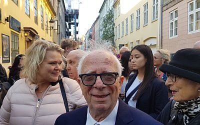 Bent Lewinsky se prépare à célébrer le sauvetage des Juifs danois en 1943 devant la Grande Synagogue de Copenhague, le 11 octobre 2018. (Cnaan Liphshiz/JTA)