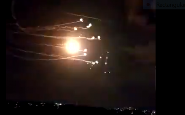 Le Dôme de fer intercepte une salve de roquettes tirées depuis Gaza sur le sud d'Israël (Crédit : capture d'écran Twitter) Le Dôme de fer intercepte une salve de roquettes tirées depuis Gaza sur le sud d'Israël (Crédit : capture d'écran Twitter)