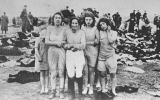 Le massacre de Skede Beach en Lettonie, où 2 700 Juifs ont été abattus en trois jours, décembre 1941. (Crédit : Yad Vashem)