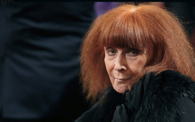 La créatrice de mode française Sonia Rykiel assiste à une cérémonie à Paris, le 26 novembre 2013. (Christian Hartmann, Pool via AP)
