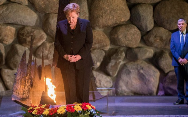 La chancelière allemande Angela Merkel dépose une couronne de fleurs lors d'une cérémonie dans le Hall du Souvenir au mémorial de Yad Vashem à Jérusalem le 4 octobre 2018 (Oren Ben Hakoon / POOL)