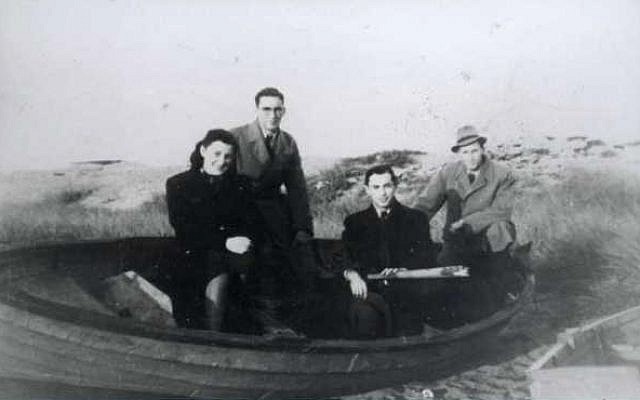 Des Juifs danois arrivent en Suède après avoir été sortis du pays par la résistance danoise, le 6 octobre 1943 (Crédit : Wikimedia Commons – domaine public)