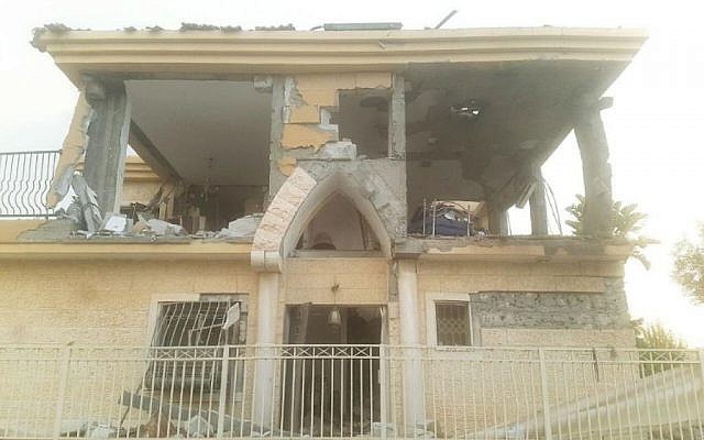 Les résultats d'une attaque à la roquette sur une habitation dans la ville du sud de Beer sheva, en Israël, le 17 octobre 2018 (Crédit : Armée israélienne)