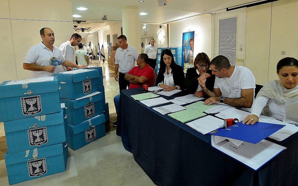 Les urnes contenant les bulletins de vote des élections municipales du pays sont déposées au siège de la Commission électorale centrale pour le dépouillement, le 22 octobre 2013. (Yossi Zeliger/FLASH90) Les urnes contenant les bulletins de vote des élections municipales du pays sont déposées au siège de la Commission électorale centrale pour le dépouillement, le 22 octobre 2013. (Yossi Zeliger/FLASH90)