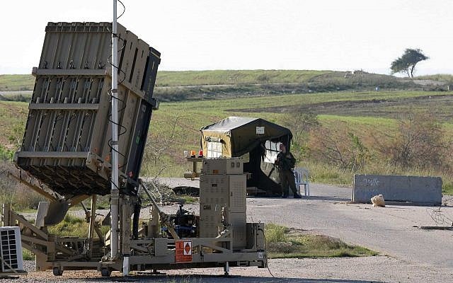 Une batterie antimissiles Dôme de fer près de la ville de Beer Sheva, dans le sud d'Israël, le 27 décembre 2014. (Flash90) Une batterie antimissiles Dôme de fer près de la ville de Beer Sheva, dans le sud d'Israël, le 27 décembre 2014. (Flash90)