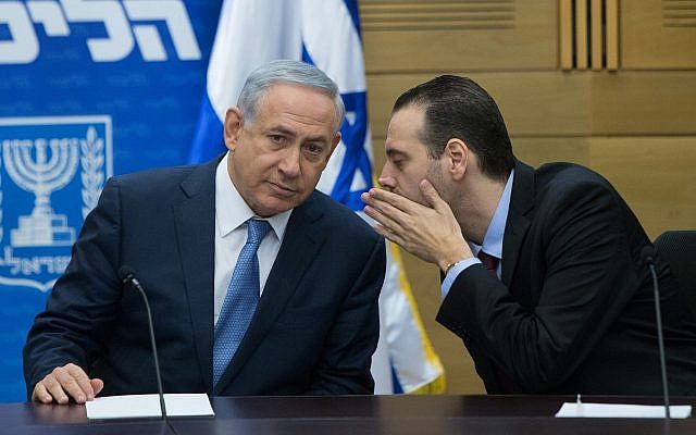 Le Premier ministre Benjamin Netanyahu (G) avec le député Miki Zohar lors d'une réunion de faction du Likud à la Knesset, le 7 décembre 2015. (Yonatan Sindel/Flash90) Le Premier ministre Benjamin Netanyahu (G) avec le député Miki Zohar lors d'une réunion de faction du Likud à la Knesset, le 7 décembre 2015. (Yonatan Sindel/Flash90)