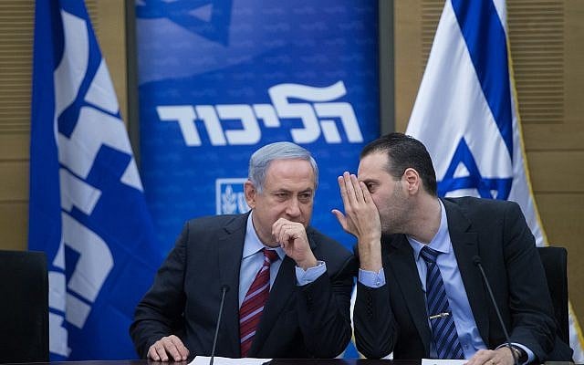 Le Premier ministre Benjamin Netanyahu, à gauche , avec le député Miki Zohar durant un meeting du Likud à la Knesset, le 25 janvier 2016. (Crédit : Yonatan Sindel/Flash90) Le Premier ministre Benjamin Netanyahu, à gauche , avec le député Miki Zohar durant un meeting du Likud à la Knesset, le 25 janvier 2016. (Crédit : Yonatan Sindel/Flash90)