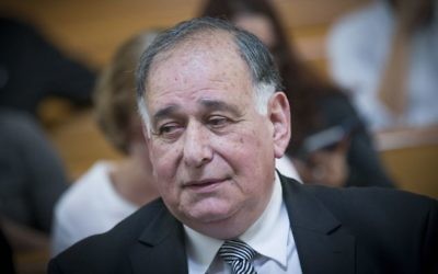 Le maire de Haïfa, Yona Yahav, vu à la Cour suprême de Jérusalem alors qu'il arrive pour une audience sur la fermeture du réservoir d'ammoniac à Haïfa, le 4 avril 2017. (Crédit : Yonatan Sindel/Flash90)