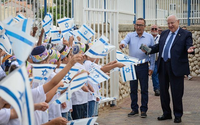 Le président Reuven Rivlin rend visite aux élèves de l'école religieuse  "Noam Eliyahu" à Netivot, dans le sud d'Israël, le jour de la rentrée, le 2 septembre 2018 (Crédit : Mark Neyman/GPO)