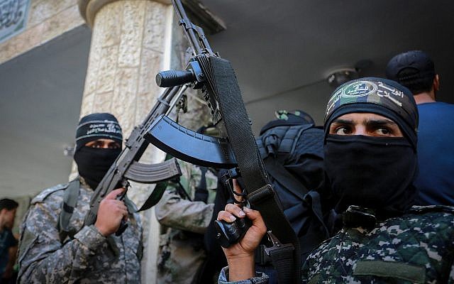 Les agents du groupe terroriste du Hamas lors de funérailles d'un Palestinien de 21 ans mort la veille lors d'affrontements avec les troupes israéliennes, à Gaza City , le 25 septembre 2018 (Crédit : Abed Rahim Khatib/Flash90) Les agents du groupe terroriste du Hamas lors de funérailles d'un Palestinien de 21 ans mort la veille lors d'affrontements avec les troupes israéliennes, à Gaza City , le 25 septembre 2018 (Crédit : Abed Rahim Khatib/Flash90)