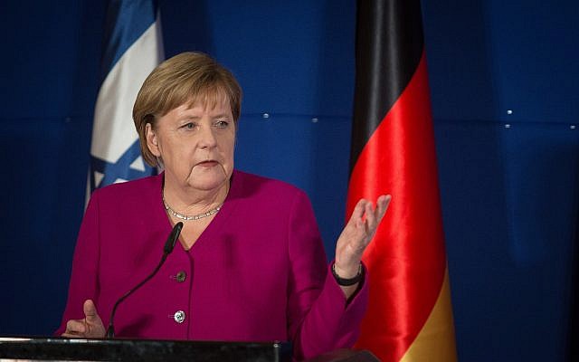 La chancelière allemande Angela Merkel pendant une conférence de presse conjointe avec le Le Premier ministre Benjamin Netanyahu à l'hôtel King David de Jérusalem, le 4 octobre 2018 (Crédit : Hadas Parush/Flash90 ) La chancelière allemande Angela Merkel pendant une conférence de presse conjointe avec le Le Premier ministre Benjamin Netanyahu à l'hôtel King David de Jérusalem, le 4 octobre 2018 (Crédit : Hadas Parush/Flash90 )