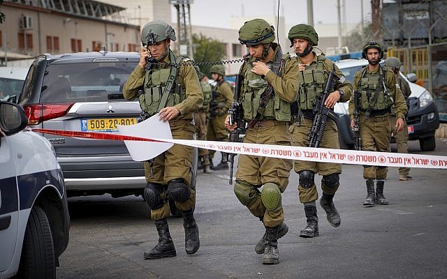 Les forces de sécurité israéliennes sur la scène d'une fusillade au parc industriel Barkan, en Cisjordanie, le 7 octobre 2018 (Crédit : Flash90)