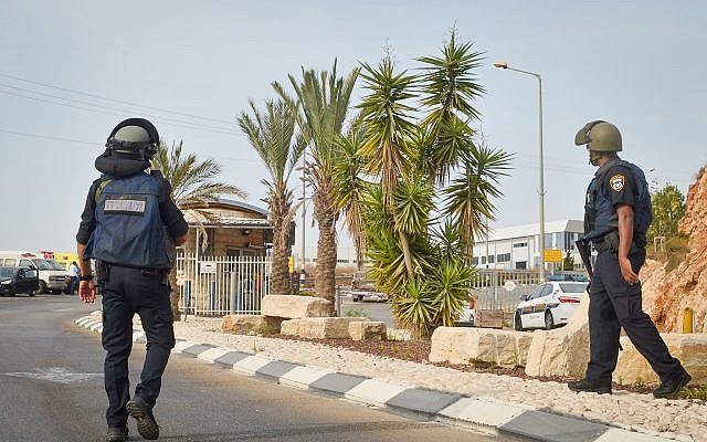 Les forces de sécurité israéliennes sur la scène d'une fusillade au parc industriel Barkan, en Cisjordanie, le 7 octobre 2018 (Crédit : Flash90)