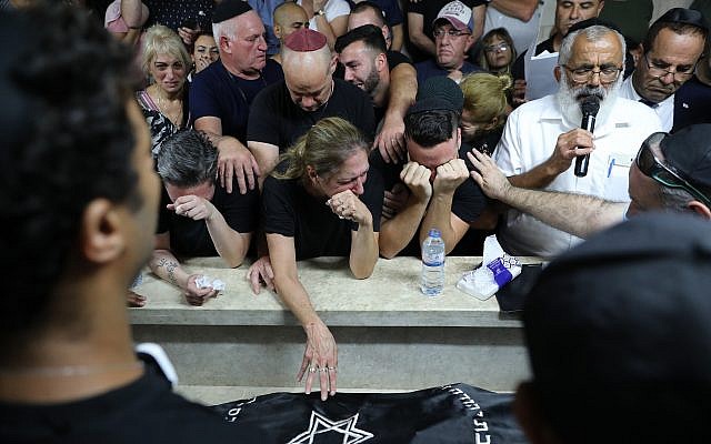 La famille et des amis lors des funérailles de Kim Levengrond Yehezkel, 28 ans, dans sa ville natale de Rosh Haayi, le 7 octobre 2018 (Crédit : Yonatan Sindel/FLASH90) La famille et des amis lors des funérailles de Kim Levengrond Yehezkel, 28 ans, dans sa ville natale de Rosh Haayi, le 7 octobre 2018 (Crédit : Yonatan Sindel/FLASH90)