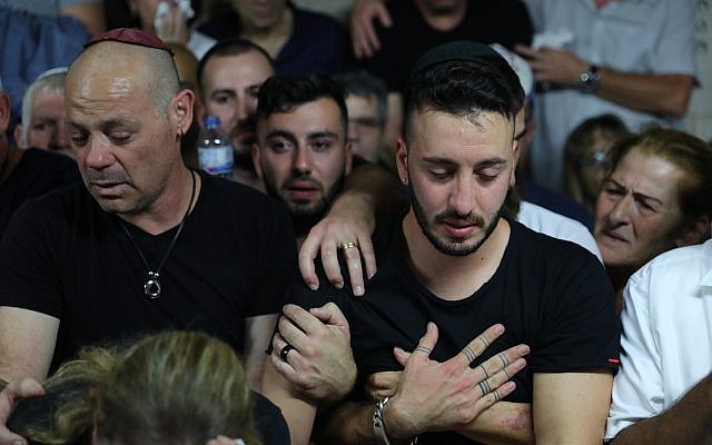 La famille et des amis lors des funérailles de Kim Levengrond Yehezkel, 28 ans, dans sa ville natale de Rosh Haayi, le 7 octobre 2018 (Crédit : Yonatan Sindel/FLASH90) La famille et des amis lors des funérailles de Kim Levengrond Yehezkel, 28 ans, dans sa ville natale de Rosh Haayi, le 7 octobre 2018 (Crédit : Yonatan Sindel/FLASH90)