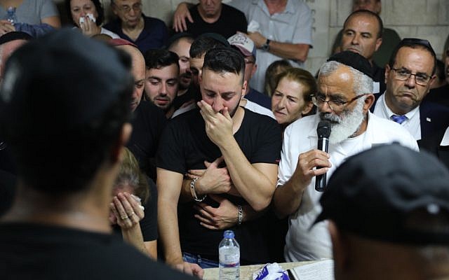 La famille et des amis lors des funérailles de Kim Levengrond Yehezkel, 28 ans, dans sa ville natale de Rosh Haayi, le 7 octobre 2018 (Crédit : Yonatan Sindel/FLASH90) La famille et des amis lors des funérailles de Kim Levengrond Yehezkel, 28 ans, dans sa ville natale de Rosh Haayi, le 7 octobre 2018 (Crédit : Yonatan Sindel/FLASH90)
