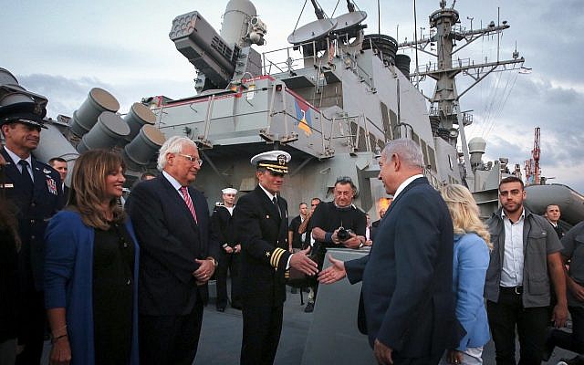 Le Premier ministre Benjamin Netanyahu, (troisième à droite), et l'ambassadeur américain David Friedman, (troisième à gauche), à bord du destroyer de missiles guidés USS Ross de la marine américaine, amarré dans le port d'Ashdod, le 11 octobre 2018. (Marc Israel Sellem/Pool/Flash90) Le Premier ministre Benjamin Netanyahu, (troisième à droite), et l'ambassadeur américain David Friedman, (troisième à gauche), à bord du destroyer de missiles guidés USS Ross de la marine américaine, amarré dans le port d'Ashdod, le 11 octobre 2018. (Marc Israel Sellem/Pool/Flash90)