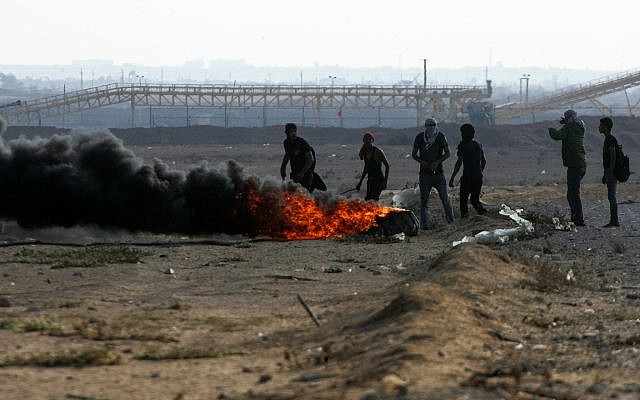 Les manifestants palestiniens pendant la "grande marche du retour" sur la frontière entre Gaza et Israël à Rafah, le 12 octobre 2018 (Crédit : Abed Rahim Khatib/Flash90) Les manifestants palestiniens pendant la "grande marche du retour" sur la frontière entre Gaza et Israël à Rafah, le 12 octobre 2018 (Crédit : Abed Rahim Khatib/Flash90)