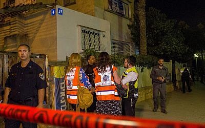 Les forces de sécurité israéliennes et les services d'urgence sur le lieu d'un crime, où une femme a été tuée par son mari, à Netanya, le 14 octobre 2018. (Crédit : Flash90)