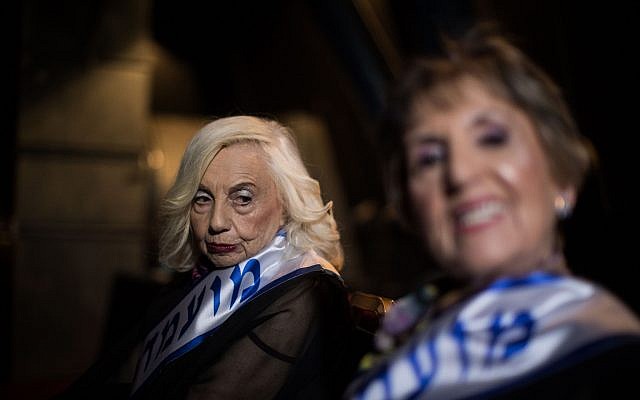 Des survivantes de la Shoah en coulisses lors d'un concours de beauté dans la ville de Haïfa, au nord d'Israël, le 14 octobre 2018. (Hadas Parush/Flash90)