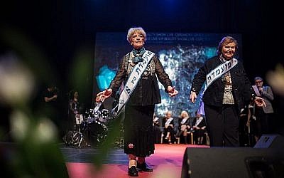 Des survivantes de la Shoah participent à un concours de beauté, dans la ville de Haïfa, au nord d'Israël, le 14 octobre 2018. (Hadas Parush/Flash90)