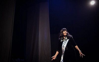 Des survivantes de la Shoah participent à un concours de beauté, dans la ville de Haïfa, au nord d'Israël, le 14 octobre 2018. (Hadas Parush/Flash90)