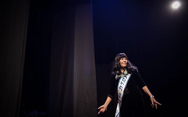 Des survivantes de la Shoah participent à un concours de beauté, dans la ville de Haïfa, au nord d'Israël, le 14 octobre 2018. (Hadas Parush/Flash90)