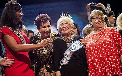 Tova Ringer, une survivante de la Shoah âgée de 93 ans, remporte le concours de beauté "Miss Survivante de la Shoah" dans la ville de Haïfa, au nord d'Israël, le 14 octobre 2018. (Hadas Parush/Flash90)
