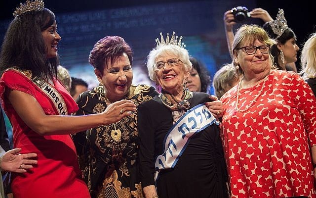Tova Ringer, une survivante de la Shoah âgée de 93 ans, remporte le concours de beauté "Miss Survivante de la Shoah" dans la ville de Haïfa, au nord d'Israël, le 14 octobre 2018. (Hadas Parush/Flash90)