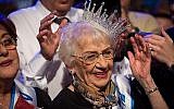 Tova Ringer, une survivante de la Shoah âgée de 93 ans, remporte le concours de beauté "Miss Survivante de la Shoah" dans la ville de Haïfa, au nord d'Israël, le 14 octobre 2018. (Hadas Parush/Flash90)