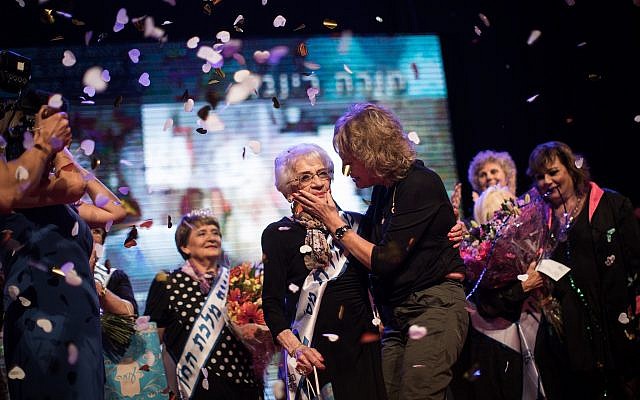 Tova Ringer, une survivante de la Shoah âgée de 93 ans, remporte le concours de beauté "Miss Survivante de la Shoah" dans la ville de Haïfa, au nord d'Israël, le 14 octobre 2018. (Hadas Parush/Flash90)